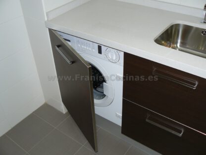 Muebles de cocina laminado blanco y wengue - Imagen 19