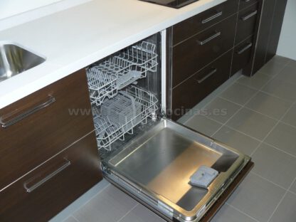 Muebles de cocina laminado blanco y wengue - Imagen 24