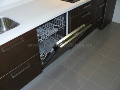 Muebles de cocina laminado blanco y wengue - Imagen 23