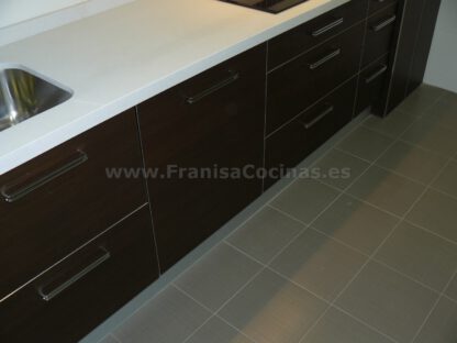 Muebles de cocina laminado blanco y wengue - Imagen 22