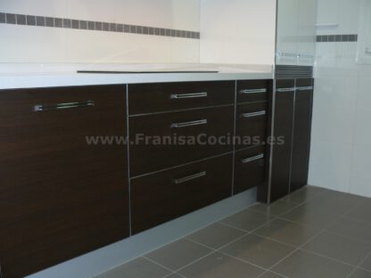 Muebles de cocina laminado blanco y wengue - Imagen 25