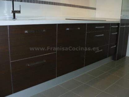 Muebles de cocina laminado blanco y wengue - Imagen 26