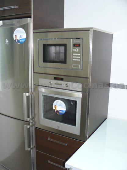 Muebles de cocina laminado blanco y wengue - Imagen 29