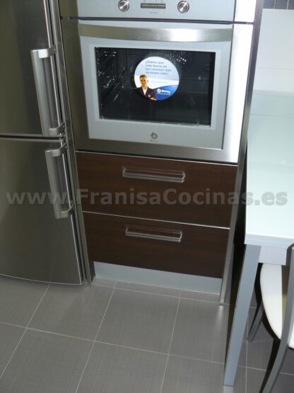 Muebles de cocina laminado blanco y wengue - Imagen 30