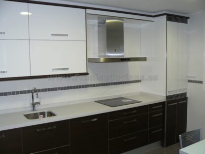 Muebles de cocina laminado blanco y wengue - Imagen 2