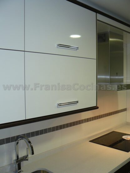 Muebles de cocina laminado blanco y wengue - Imagen 32