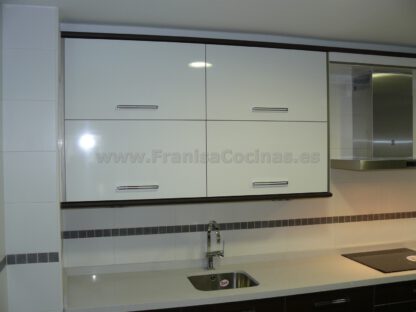 Muebles de cocina laminado blanco y wengue - Imagen 37