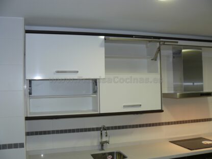 Muebles de cocina laminado blanco y wengue - Imagen 38