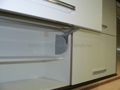 Muebles de cocina laminado blanco y wengue - Imagen 39