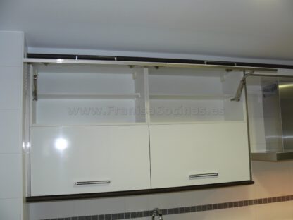 Muebles de cocina laminado blanco y wengue - Imagen 43