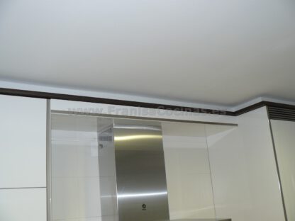 Muebles de cocina laminado blanco y wengue - Imagen 44