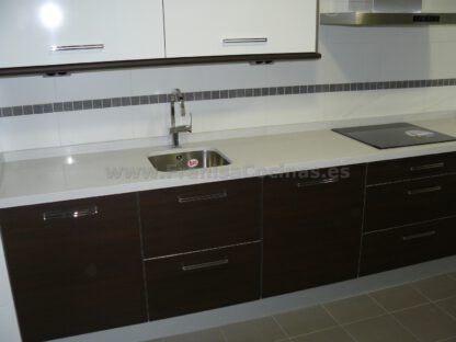 Muebles de cocina laminado blanco y wengue - Imagen 3
