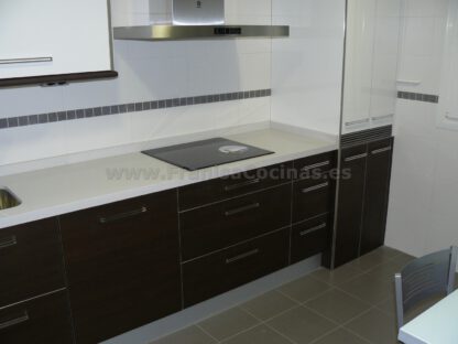 Muebles de cocina laminado blanco y wengue - Imagen 4