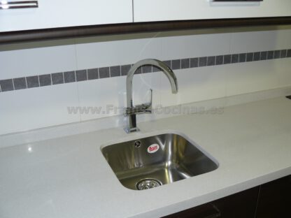 Muebles de cocina laminado blanco y wengue - Imagen 47