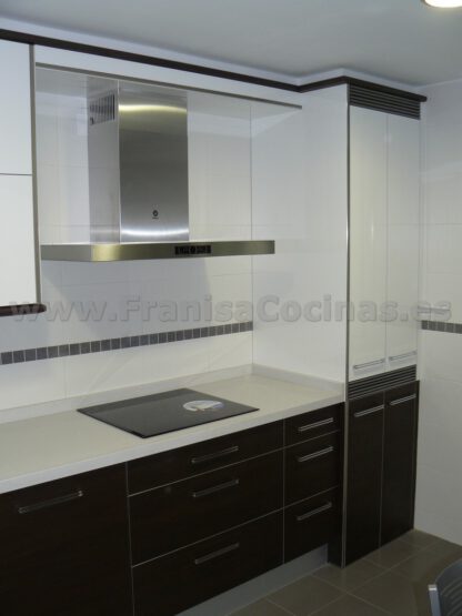 Muebles de cocina laminado blanco y wengue - Imagen 5