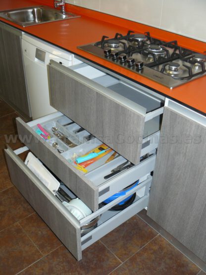 Muebles de cocina tirador efecto gola y tirador oculto - Imagen 12