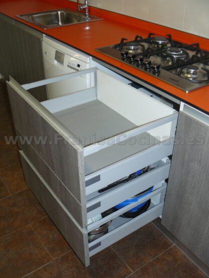 Muebles de cocina tirador efecto gola y tirador oculto - Imagen 13