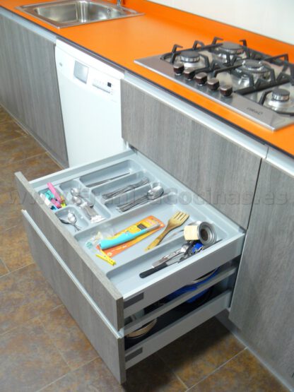 Muebles de cocina tirador efecto gola y tirador oculto - Imagen 14