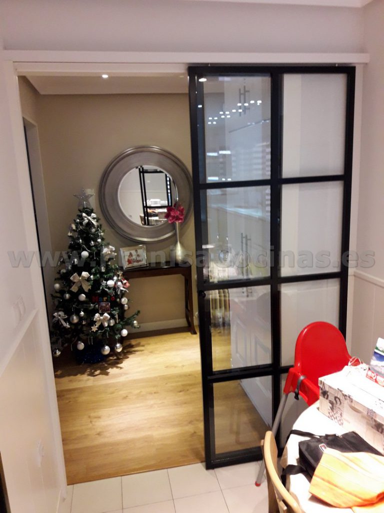 Puerta corredera negra industrial con cristales – FRANISA Cocinas