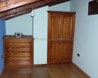 Armario a la medida de madera de pino