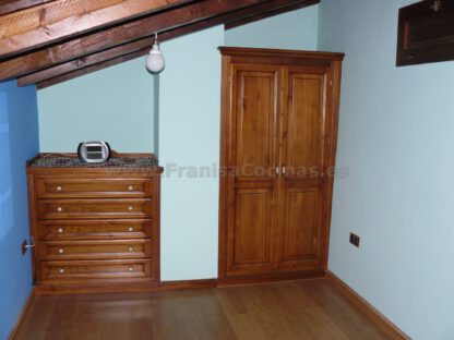 Armario a la medida de madera de pino