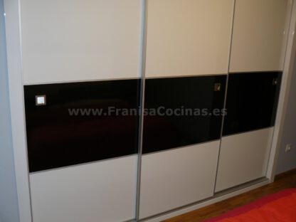 Armario empotrado puertas correderas blanco negro brillo - Imagen 2