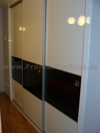 Armario empotrado puertas correderas blanco negro brillo - Imagen 6