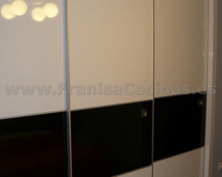 Armario empotrado puertas correderas blanco negro brillo