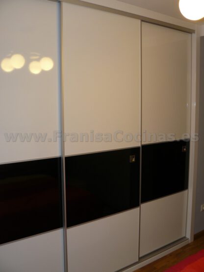 Armario empotrado puertas correderas blanco negro brillo