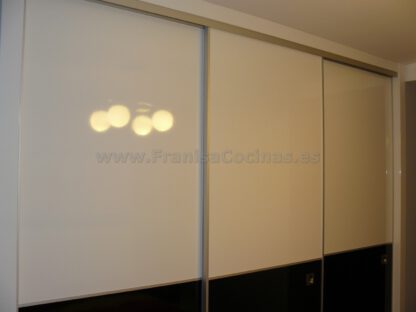 Armario empotrado puertas correderas blanco negro brillo - Imagen 3