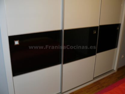 Armario empotrado puertas correderas blanco negro brillo - Imagen 4