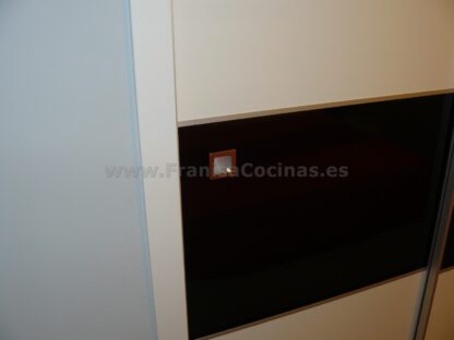 Armario empotrado puertas correderas blanco negro brillo - Imagen 5