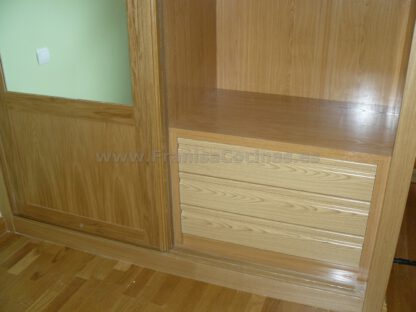 Armario empotrado corredera roble - Imagen 6