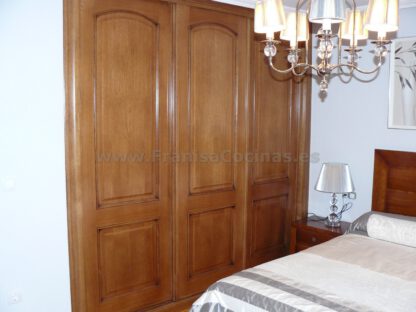 Armario empotrado puertas correderas plafonadas roble tintado - Imagen 2