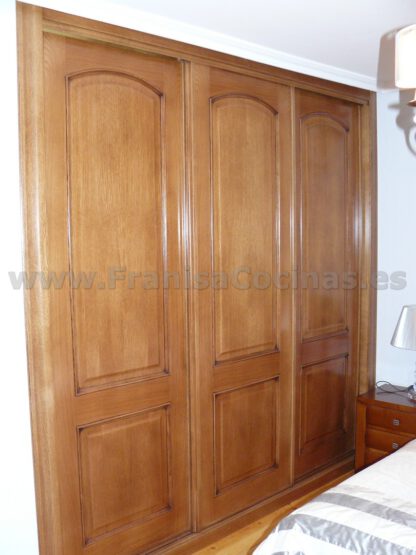 Armario empotrado puertas correderas plafonadas roble tintado - Imagen 3