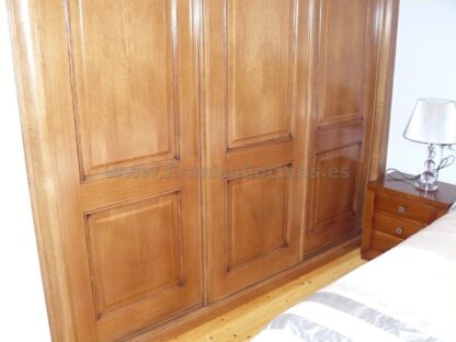 Armario empotrado puertas correderas plafonadas roble tintado - Imagen 4