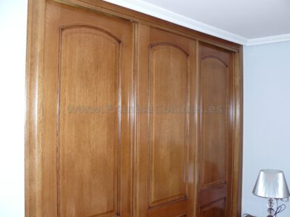 Armario empotrado puertas correderas plafonadas roble tintado - Imagen 5