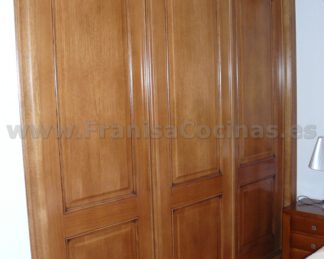 Armario empotrado puertas correderas plafonadas roble tintado