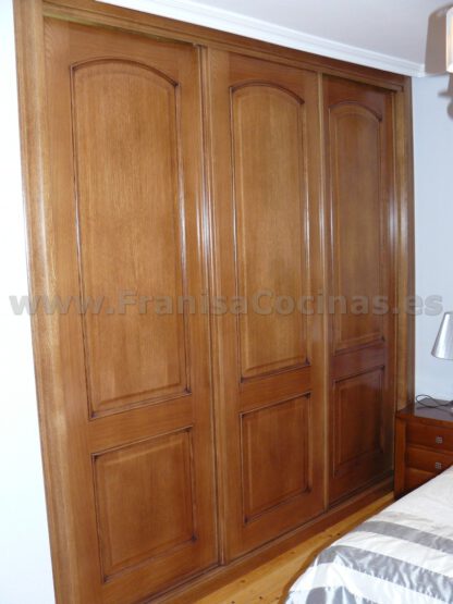 Armario empotrado puertas correderas plafonadas roble tintado