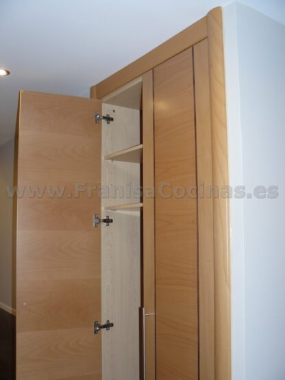 Armario empotrado puertas abatibles haya vaporizada - Imagen 8