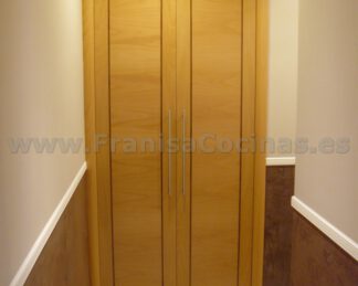 Armario empotrado puertas abatibles haya vaporizada