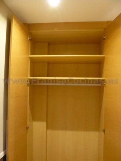 Armario empotrado puertas abatibles haya vaporizada - Imagen 4