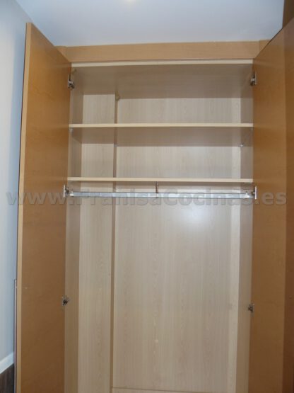 Armario empotrado puertas abatibles haya vaporizada - Imagen 5