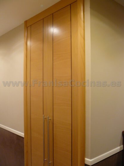 Armario empotrado puertas abatibles haya vaporizada