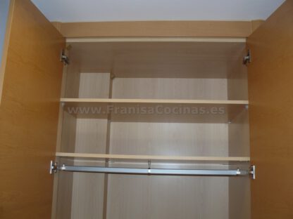 Armario empotrado puertas abatibles haya vaporizada - Imagen 8