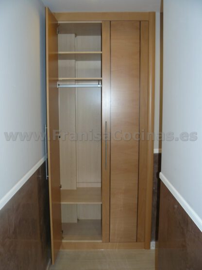 Armario empotrado puertas abatibles haya vaporizada - Imagen 9