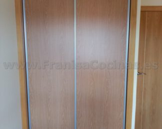 Armario empotrado puertas correderas melamina haya