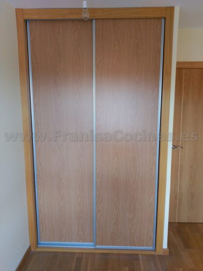 Armario empotrado puertas correderas melamina haya