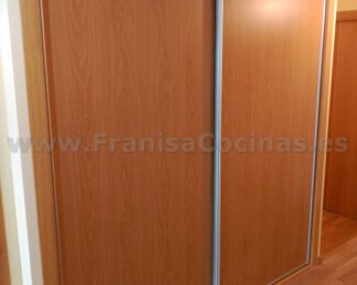Armario empotrado puertas correderas melamina haya