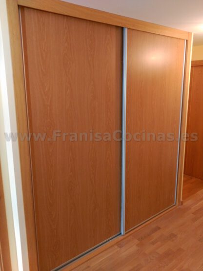 Armario empotrado puertas correderas melamina haya